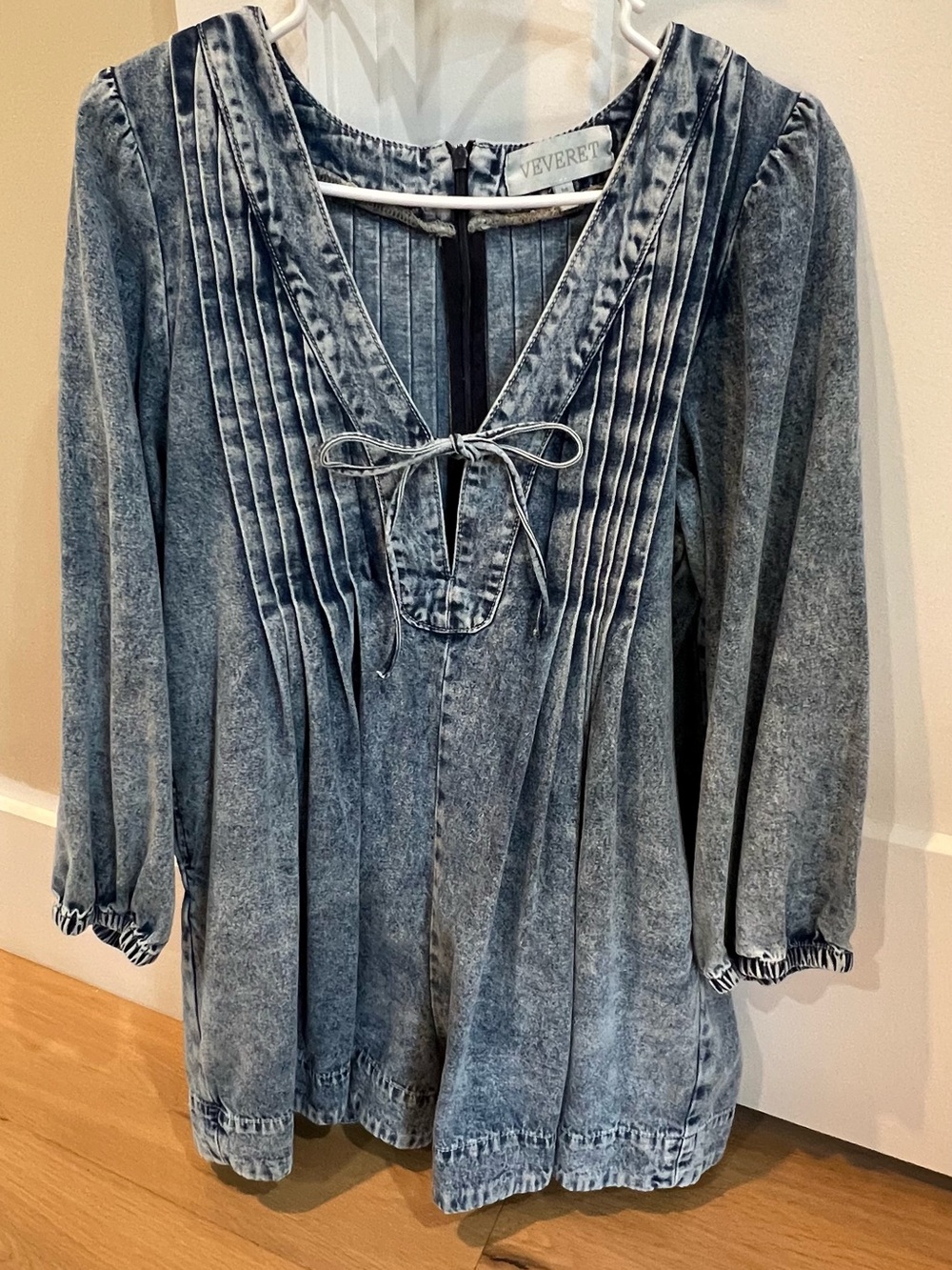 Pleated Washed Blue V-Neck Tunic with Tie - Picture 2 of 4